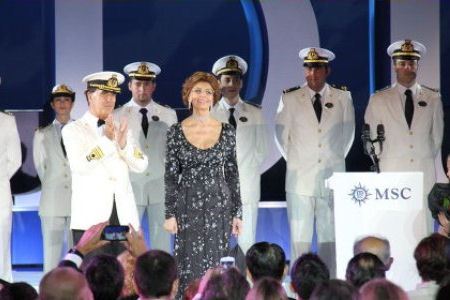 Софи Лорен и экипаж лайнера