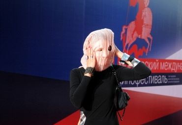 Ольга Дарфи в маске...