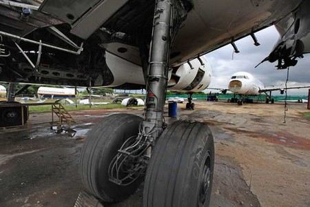 Причина аварийной посадки в Новосибирском аэропорту - повреждение покрышки шасси Причина аварийной посадки в Новосибирском аэропорту - повреждение покрышки шасси