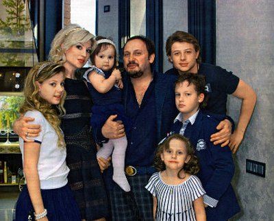 Семья счастлива только перед камерами