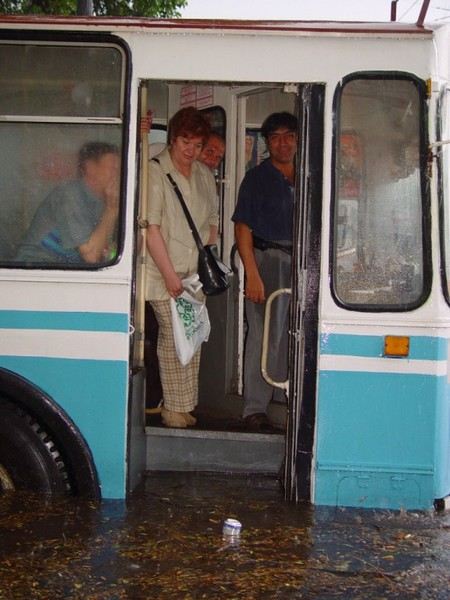 Передвигаться по городу после сильного ливня затруднительно Передвигаться по городу после сильного ливня затруднительно