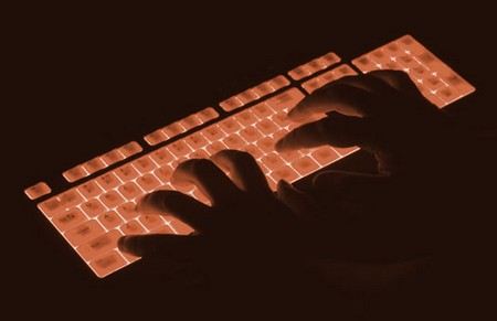 Anonymous обещали атаковать сайты российских органов власти и выложить в сеть компромат на российских чиновников, пишет <noindex><a rel=