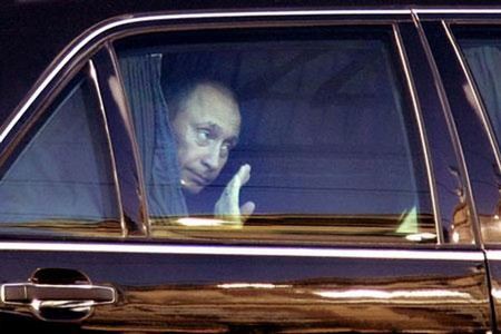 Автомобиль Владимира Путина перемещается без регистрационных номеров Автомобиль Владимира Путина перемещается без регистрационных номеров