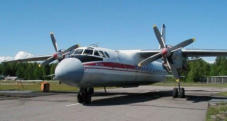 В Красноярском аэропорту женщина попала под винт самолета АН-24 В Красноярском аэропорту женщина попала под винт самолета АН-24