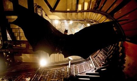 В США на премьере фильма о Бэтмене неизвестный обстрелял посетителей кинотеатр и взорвал бомбу В США на премьере фильма о Бэтмене неизвестный обстрелял посетителей кинотеатр и взорвал бомбу