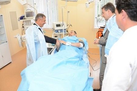 Муфтий Татарстана Илдус Файзов учится ходить на костылях Муфтий Татарстана Илдус Файзов учится ходить на костылях