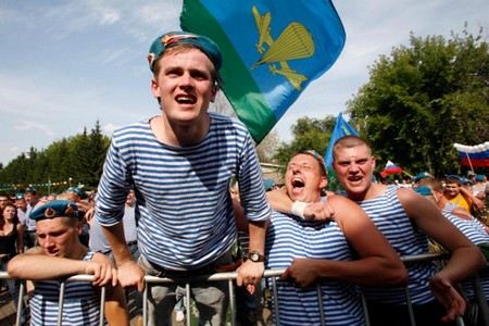 В Москве пьяные десантники на БТР с пулеметом протаранили три автомобиля В Москве пьяные десантники на БТР с пулеметом протаранили три автомобиля