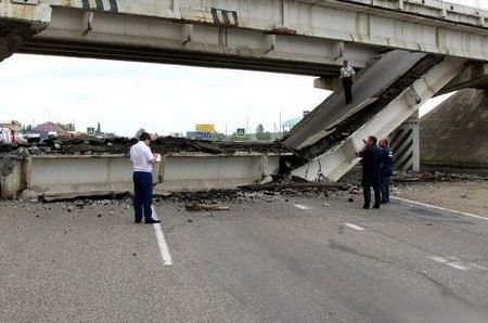 В Китайском городе Харбин обрушился автомобильный мост Янгмингтан. Три человека погибли, еще пятеро получили ранения.