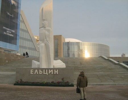 Скульптор Георгий Франгулян запретил отмывать памятник Ельцину, который осквернили вандалы. Скульптор Георгий Франгулян запретил отмывать памятник Ельцину, который осквернили вандалы.