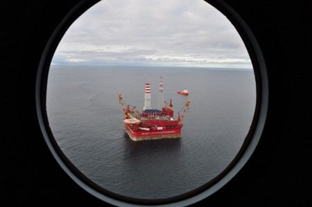 Экологов Гринпис, захвативших нефтедобывающую платформу в Печорском море, пытаются снять с платформы военные. Два военных вертолета уже отправились к «Приразломной» Экологов Гринпис, захвативших нефтедобывающую платформу в Печорском море, пытаются снять с платформы военные. Два военных вертолета уже отправились к «Приразломной»