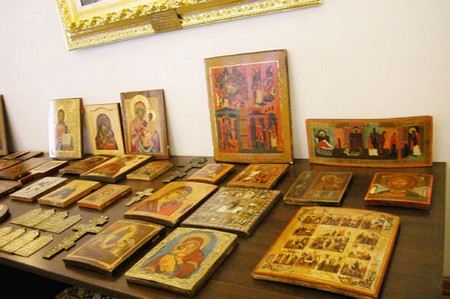 В Санкт-Петербурге украдена коллекция старинных икон, картин и орденов. Ущерб оценивается в 300 тыс. рублей В Санкт-Петербурге украдена коллекция старинных икон, картин и орденов. Ущерб оценивается в 300 тыс. рублей