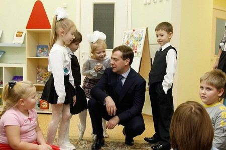 Дмитрий Медведев заявил, что в ближайшие 3 три года в дошкольных учреждениях появится 590 тыс. новых мест. Дмитрий Медведев заявил, что в ближайшие 3 три года в дошкольных учреждениях появится 590 тыс. новых мест.