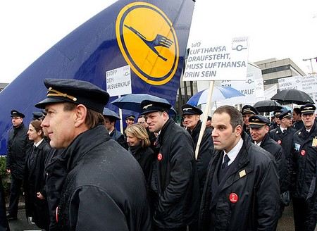 Бортпроводники Lufthansa заявили о новой акции протеста. Она пройдет 7 сентября во всех аэропортах Германии и продлится 24 часа Бортпроводники Lufthansa заявили о новой акции протеста. Она пройдет 7 сентября во всех аэропортах Германии и продлится 24 часа