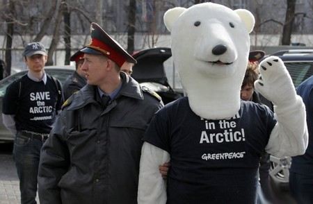 Представители «Гринпис» провели акцию протеста перед офисом «Газпрома» в костюмах и масках. Полиция задержала экологов. Представители «Гринпис» провели акцию протеста перед офисом «Газпрома» в костюмах и масках. Полиция задержала экологов.