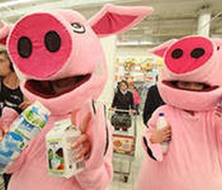 В продуктовом молебне Piggy Riot взывали к главе Роспотребнадзора: - «Онищенко, просрочку прогони!». В продуктовом молебне Piggy Riot взывали к главе Роспотребнадзора: - «Онищенко, просрочку прогони!».