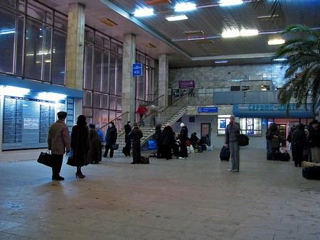 Жители России возмущены тем, что РЖД прекратила продажу билетов на поезда, которые отправляются после 26 октября. Жители России возмущены тем, что РЖД прекратила продажу билетов на поезда, которые отправляются после 26 октября.