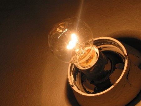 Российские энергетические компании предлагают ужесточить наказание для тех, кто не платит за свет и другие коммунальные услуги. Российские энергетические компании предлагают ужесточить наказание для тех, кто не платит за свет и другие коммунальные услуги.