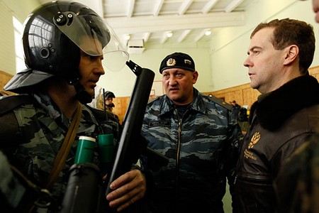 Владимир Путин сегодня отправил в отставку генерал-майора МВД Александра Иванина за то, что он в пьяном виде избил двух командиров ОМОНа в санатории. Владимир Путин сегодня отправил в отставку генерал-майора МВД Александра Иванина за то, что он в пьяном виде избил двух командиров ОМОНа в санатории.