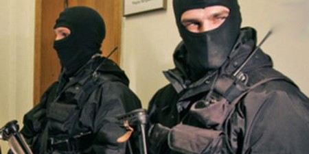 Сергей Удальцов вызвал полицию, когда следователи и спецназ пришли к нему с обыском. Сергей Удальцов вызвал полицию, когда следователи и спецназ пришли к нему с обыском.