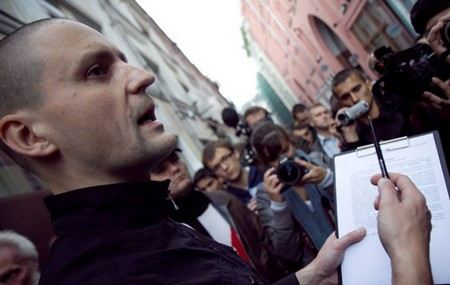 Еще одним подозреваемый по делу об «Анатомии протеста» и организации массовых беспорядков может стать еще один активист движения «Левый фронт» Константин Косякин. Еще одним подозреваемый по делу об «Анатомии протеста» и организации массовых беспорядков может стать еще один активист движения «Левый фронт» Константин Косякин.