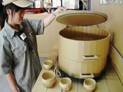 И посуда тоже из картона