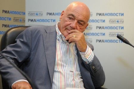 Владимира Познера депутат-единорос хочет уволить с Первого канала за то, что он сравнил Следственный комитет с КГБ.