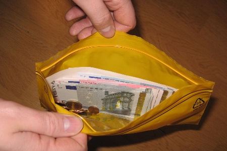 Потому и мошенников здесь хватает Потому и мошенников здесь хватает