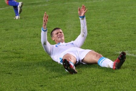 Футболисту Игорю Денисову не придется завидовать Халку и Витселю, его зарплата вырастет в 1,5 раза и составит 4 млн евро в год. Футболисту Игорю Денисову не придется завидовать Халку и Витселю, его зарплата вырастет в 1,5 раза и составит 4 млн евро в год.