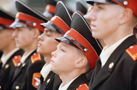 Блогеры оценили решение Шойгу вернуть суворовцев и нахимовцев на Парад Победы. Блогеры оценили решение Шойгу вернуть суворовцев и нахимовцев на Парад Победы.