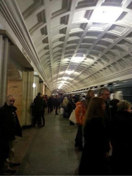 На станции метро Театральная поставили временное освещение На станции метро Театральная поставили временное освещение