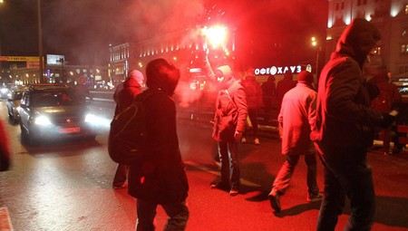 Болельщиком ударил полицейского по лицу на матче «Спартак» - «Барселона» в «Лужниках». Всего за нарушения после матча были задержаны около 50 фанатов. Болельщиком ударил полицейского по лицу на матче «Спартак» - «Барселона» в «Лужниках». Всего за нарушения после матча были задержаны около 50 фанатов.