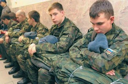 Депутаты намерены потребовать от Шойгу увеличить срок службы в армии до 1,5 лет. Депутаты намерены потребовать от Шойгу увеличить срок службы в армии до 1,5 лет.