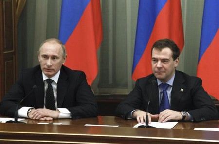 За 7 месяцев рейтинг доверия президенту Владимиру Путину упал на 6%. У Дмитрия Медведева ситуация еще хуже За 7 месяцев рейтинг доверия президенту Владимиру Путину упал на 6%. У Дмитрия Медведева ситуация еще хуже