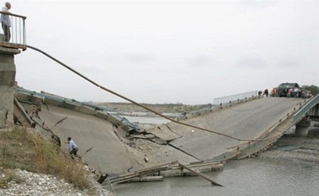 В Бурятии рухнул мост через реку Хилок, построенный в 2008 году.