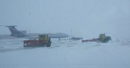 Работа аэропорта Внуково в Москве парализована из-за снегопада. Работа аэропорта Внуково в Москве парализована из-за снегопада.