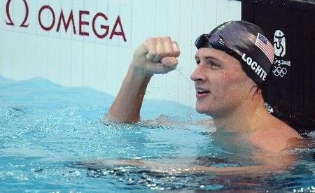 28-летний американский пловец Райан Лохте раздал болельщикам все свои медали. 28-летний американский пловец Райан Лохте раздал болельщикам все свои медали.