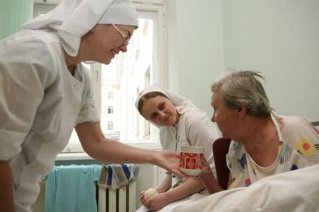 Сестры милосердия и волонтеры заботятся о своих подопечных Сестры милосердия и волонтеры заботятся о своих подопечных