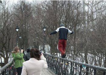 В Киеве экстремал без страховки прошелся по перилам моста Влюбленных В Киеве экстремал без страховки прошелся по перилам моста Влюбленных