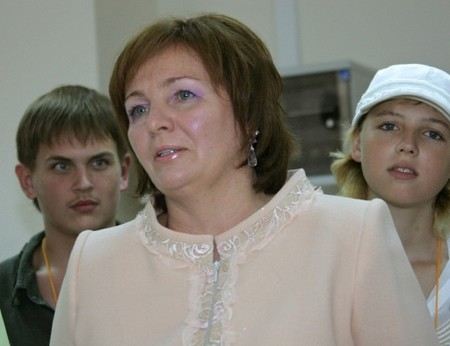 Жена Владимира Путина Людмила впервые за долго время вышла на публику. Жена Владимира Путина Людмила впервые за долго время вышла на публику.