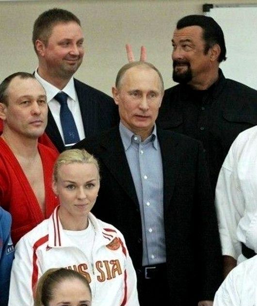 Стивен Сигал наставил рожки Путину Стивен Сигал наставил рожки Путину