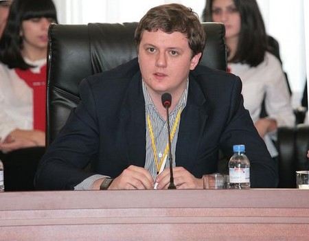 Чиновник в Санкт-Петербурге добровольно собрался служить в армии. Чиновник в Санкт-Петербурге добровольно собрался служить в армии.