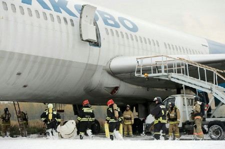 В терминалах аэропорта «Пулково-1» и «Пулково-2» из-за сообщения о заложенной бомбе была проведена эвакуация всех пассажиров и сотрудников.