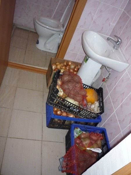 В приюте «Быть мамой» продукты хранят в туалете В приюте «Быть мамой» продукты хранят в туалете