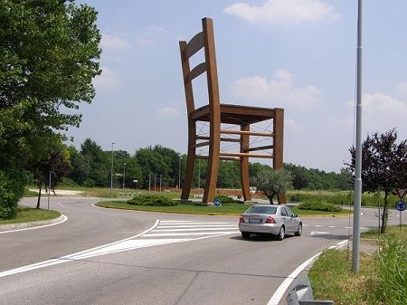 Памятник стулу в Манцано