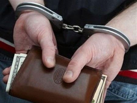 В Москве задержали афериста, который торговал должностями в Росимуществе. В Москве задержали афериста, который торговал должностями в Росимуществе.