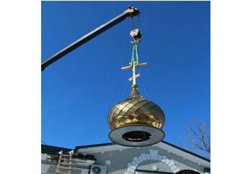 Теперь золотой купол переливается на солнце и просто манит своим ярким светом Теперь золотой купол переливается на солнце и просто манит своим ярким светом