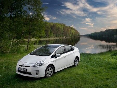 Toyota отзывает около 242 тыс гибридных автомобилей из-за проблем с тормозами. Toyota отзывает около 242 тыс гибридных автомобилей из-за проблем с тормозами.
