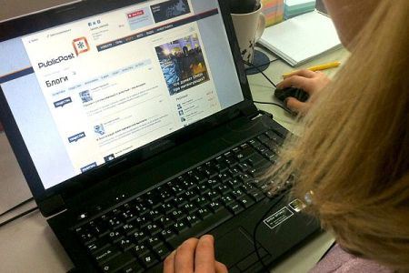 Люди предпочитают узнавать новости по Интернету Люди предпочитают узнавать новости по Интернету