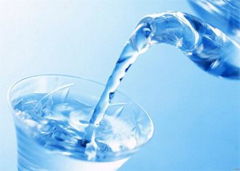 Продажи воды увеличились по причине жары в России Продажи воды увеличились по причине жары в России