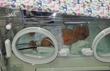 Маленькая девочка была найдена Пуи на свалке Маленькая девочка была найдена Пуи на свалке
